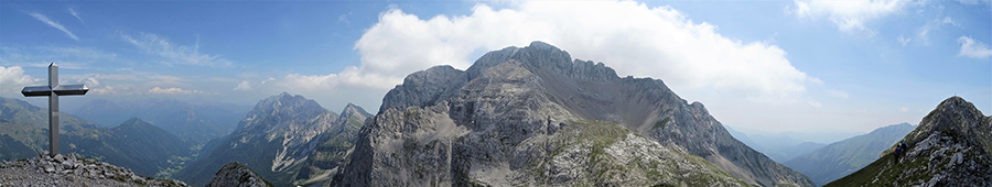 Bel panorama dalla croce dell'anticima est di Corna Piana